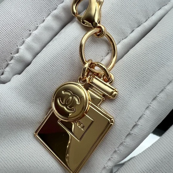 CHANEL Authentic 2023 NOVELTY HOLIDAY
No*5 PERFUME BOTTLE & CHANEL CHARM - Picture 7 of 17